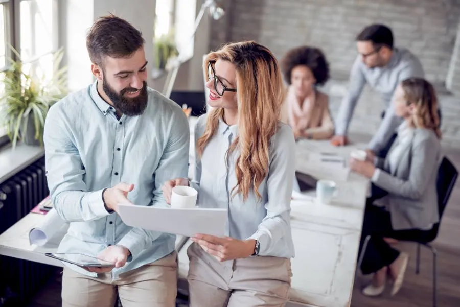 Büroteam bespricht Unterlagen