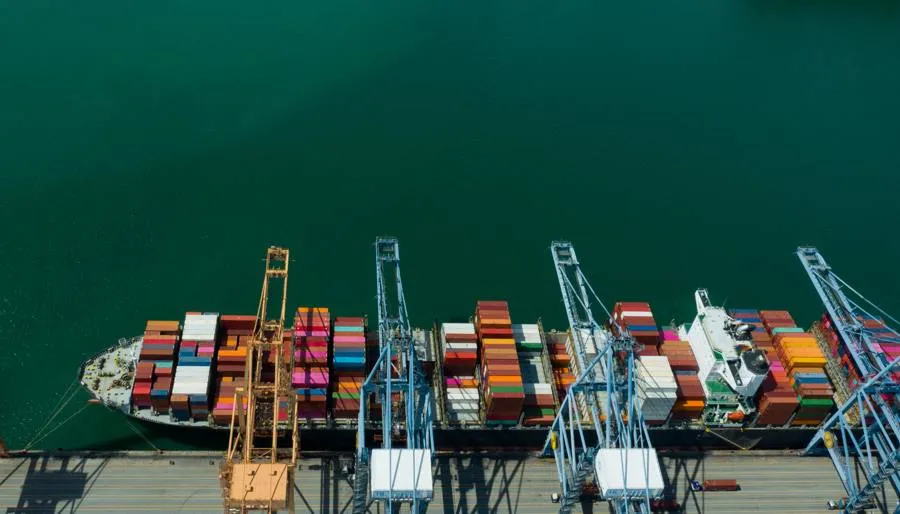 Containerschiff am Kai mit Kränen